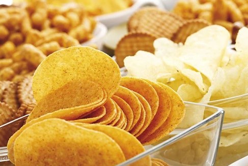 meo-an-banh-snack-duoc-khong